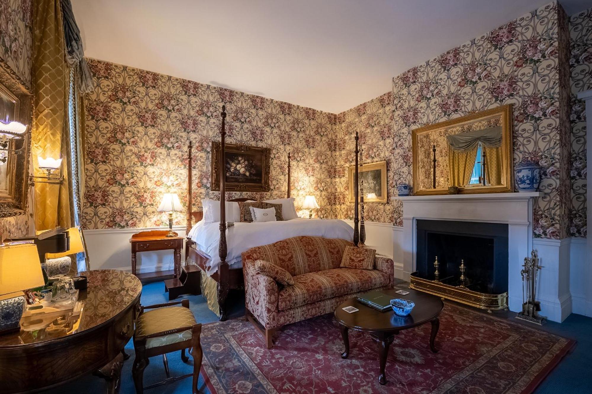 Antrim 1844 Hotel Taneytown Buitenkant foto